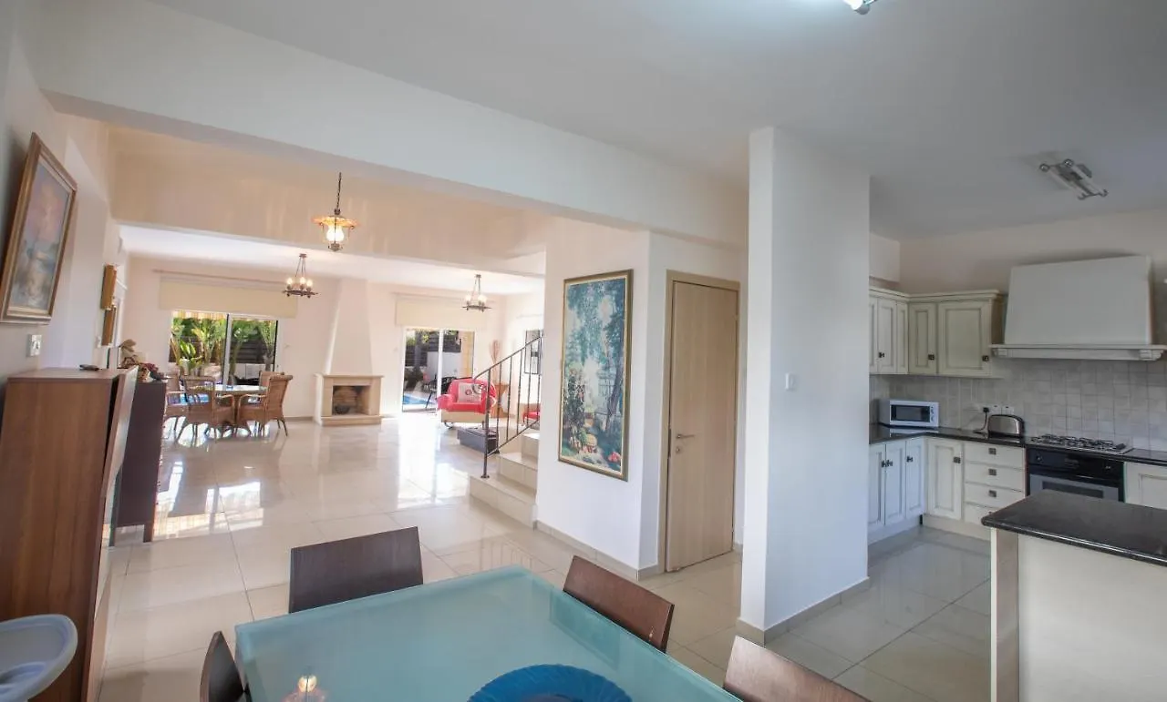 Tranquility 4 Bedroom Villa بروتاراس