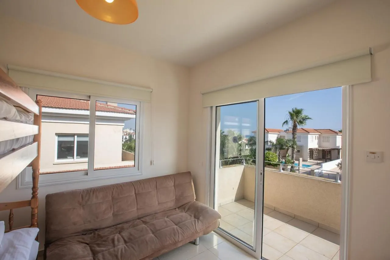 Tranquility 4 Bedroom Villa بروتاراس 0*,