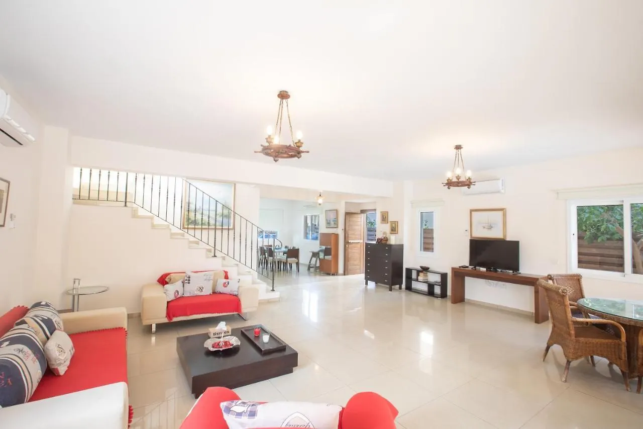 Tranquility 4 Bedroom Villa بروتاراس