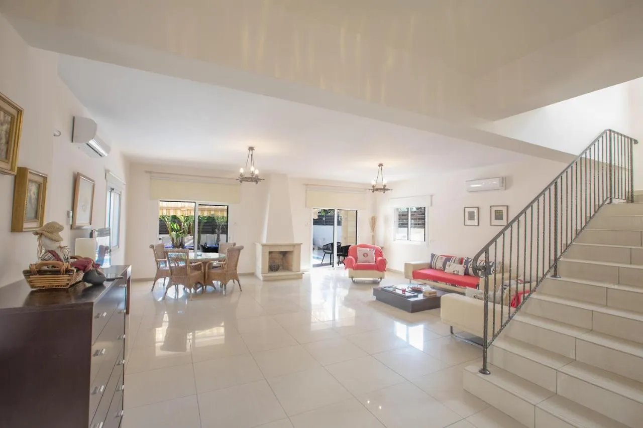 Tranquility 4 Bedroom Villa بروتاراس