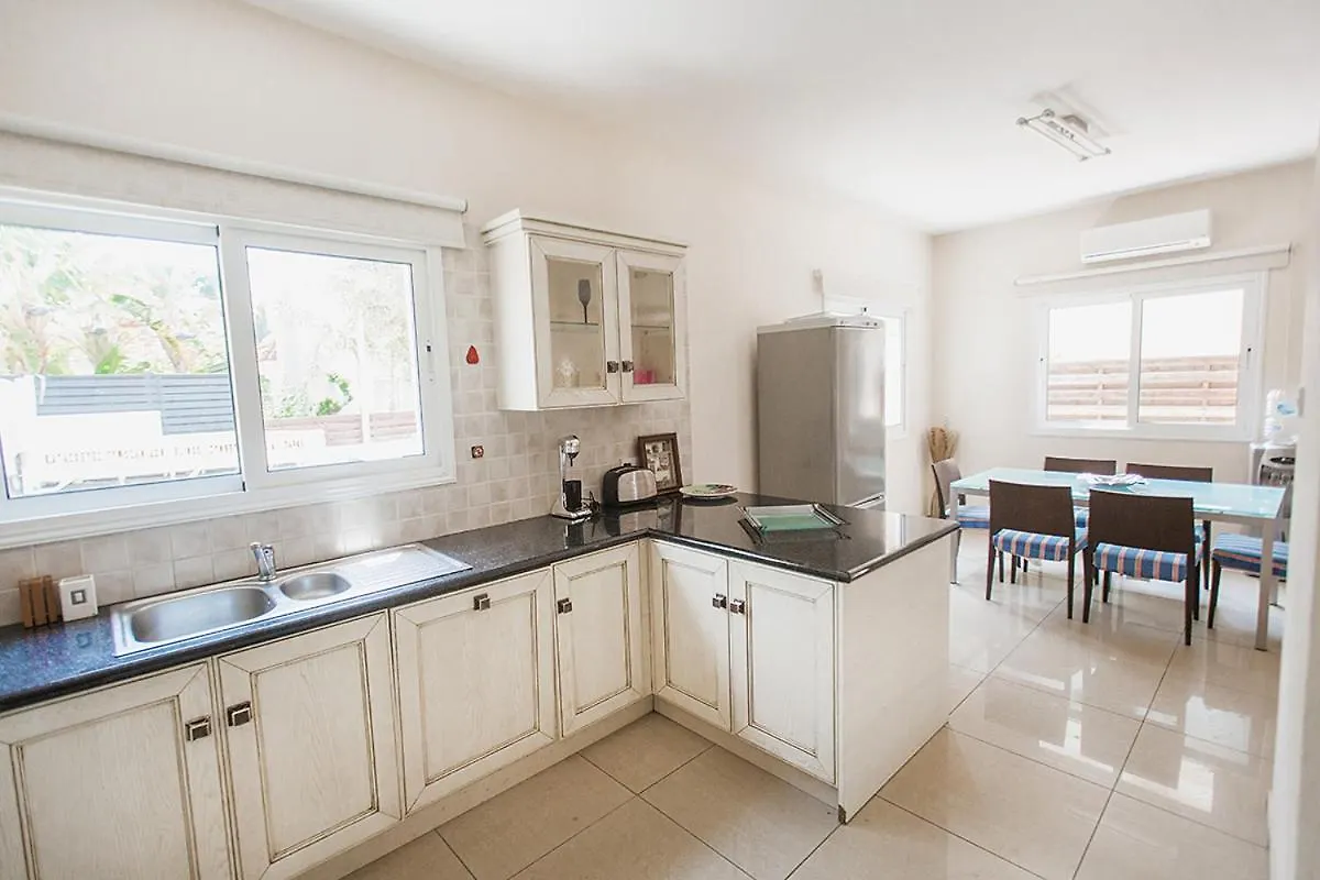 Tranquility 4 Bedroom Villa بروتاراس