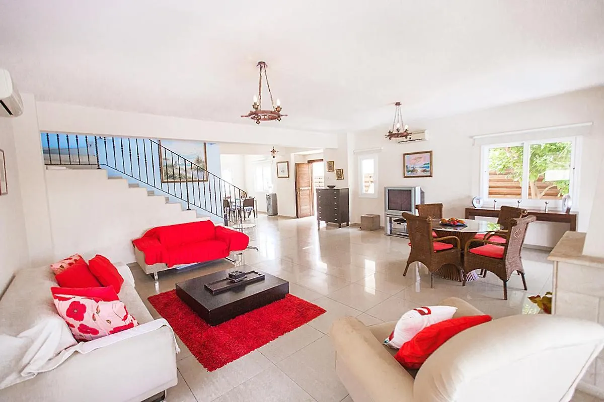 Tranquility 4 Bedroom Villa بروتاراس 0*,
